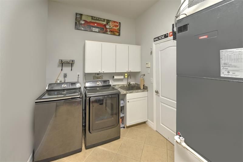 Inside laundry room with splash tub.