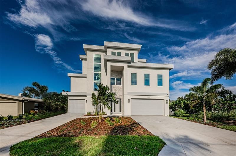 Recently Sold: $3,220,000 (4 beds, 4 baths, 3887 Square Feet)