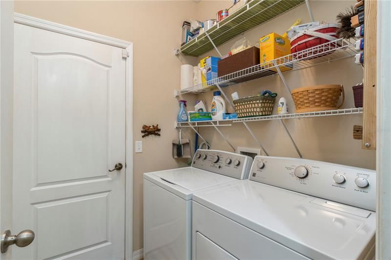spearte Laundry room with tile floor