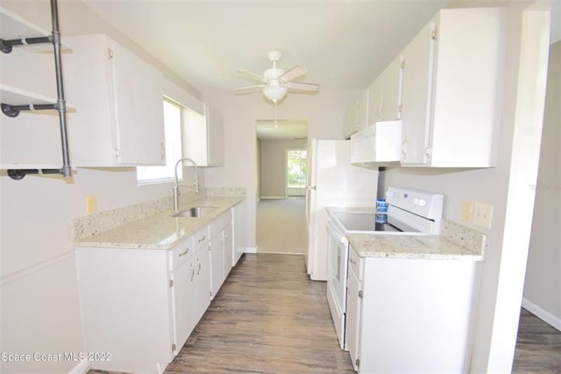 Recently Sold: $179,900 (2 beds, 2 baths, 962 Square Feet)