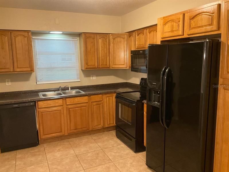 Recently Rented: $2,300 (3 beds, 2 baths, 1477 Square Feet)