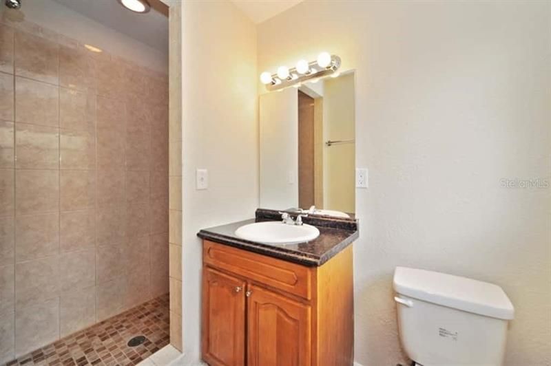 最近租的: $2,300 (3 贝兹, 2 浴室, 1477 平方英尺)