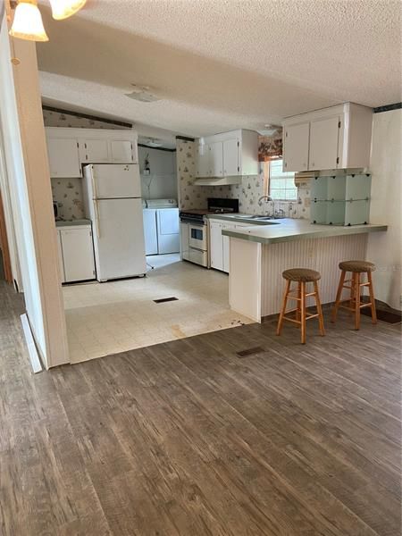 Recently Sold: $190,000 (3 beds, 2 baths, 1196 Square Feet)