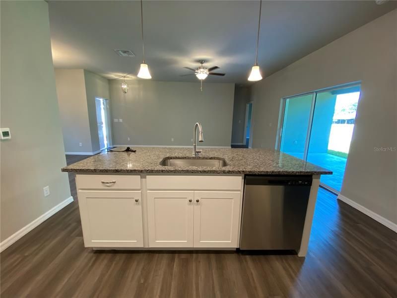 Recently Rented: $1,995 (3 beds, 2 baths, 1600 Square Feet)