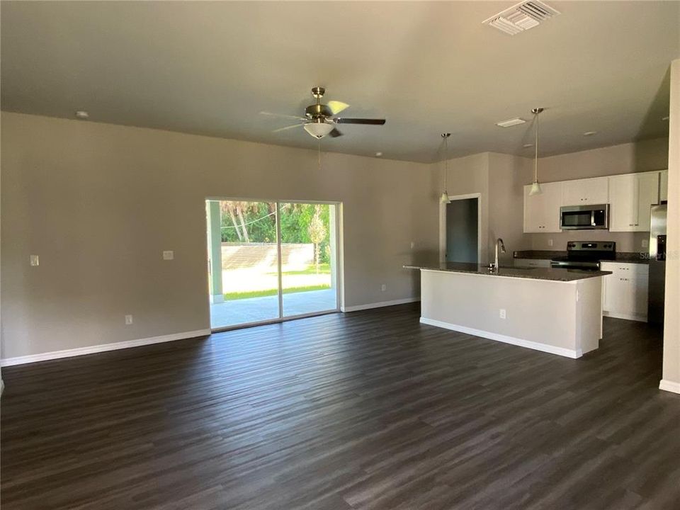 Recently Rented: $1,995 (3 beds, 2 baths, 1600 Square Feet)