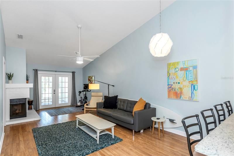 Recently Sold: $354,900 (2 beds, 2 baths, 939 Square Feet)