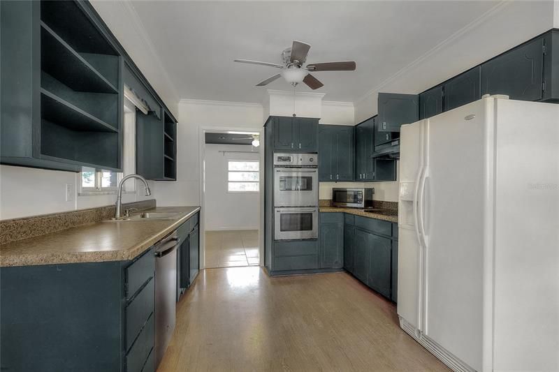 Recently Sold: $450,000 (3 beds, 2 baths, 1956 Square Feet)