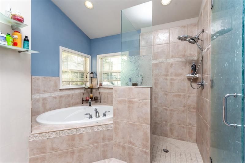 最近售出: $415,000 (3 贝兹, 2 浴室, 2204 平方英尺)