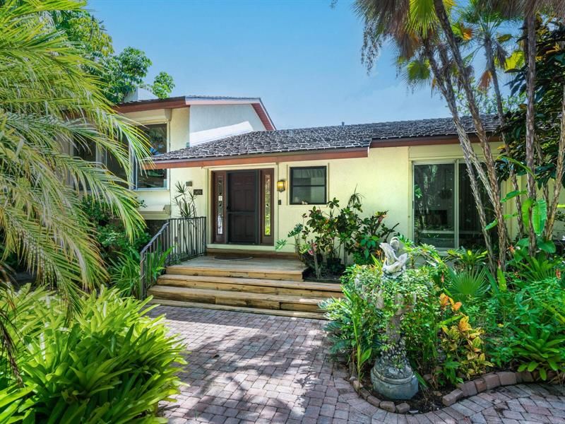 Recently Sold: $1,950,000 (3 beds, 2 baths, 2460 Square Feet)