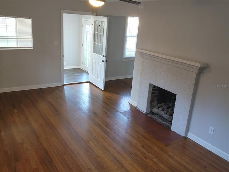 Recently Rented: $1,250 (2 beds, 1 baths, 1155 Square Feet)