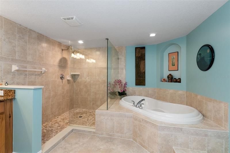 最近售出: $850,000 (4 贝兹, 3 浴室, 2465 平方英尺)