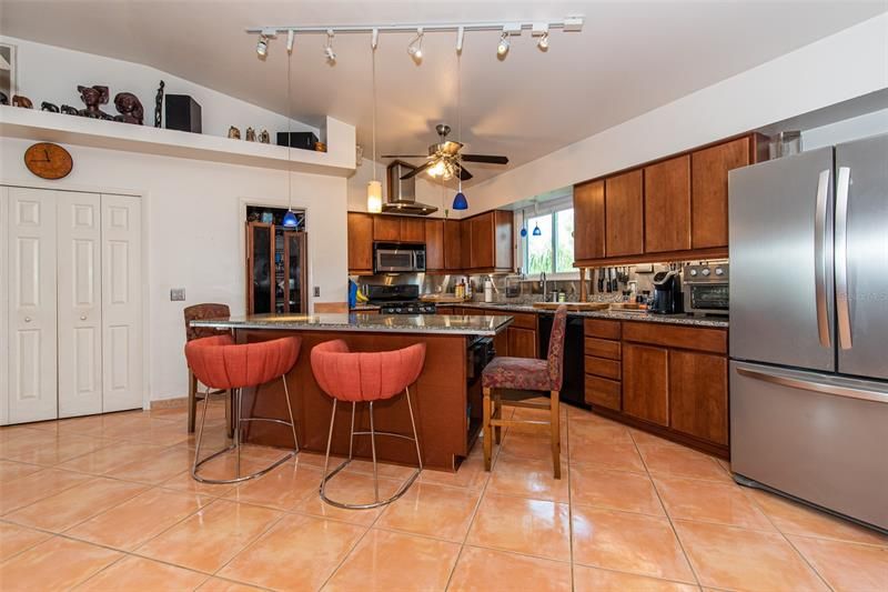 Vendido Recientemente: $1,175,000 (4 camas, 3 baños, 3533 Pies cuadrados)