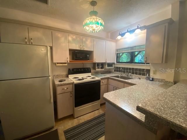 Recently Rented: $1,100 (2 beds, 1 baths, 896 Square Feet)