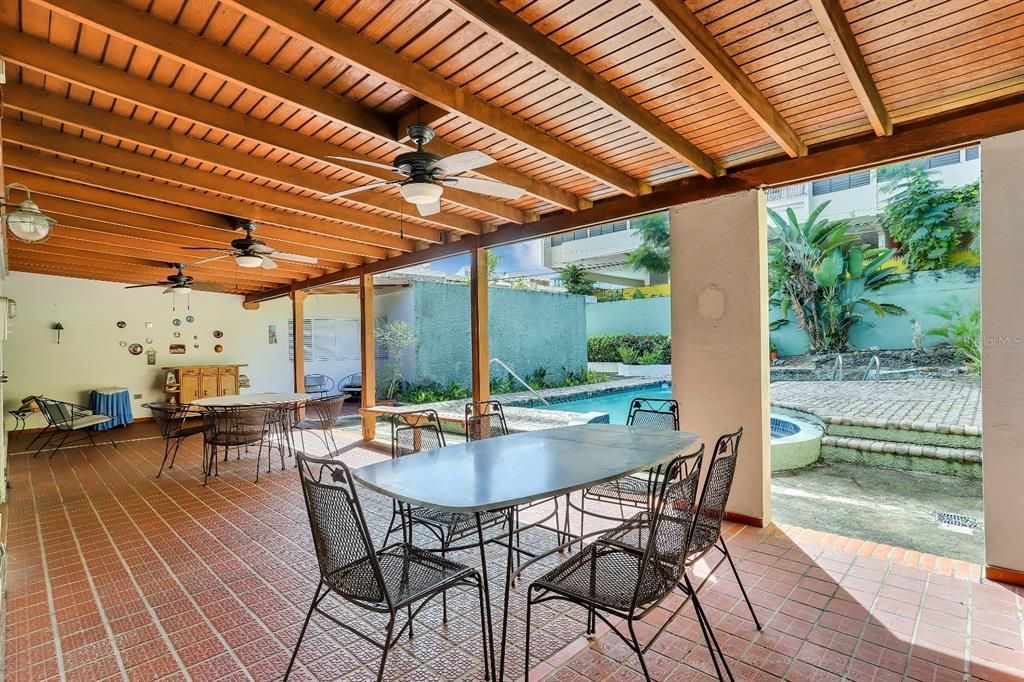 Под контрактом: $550,000 (3 спален, 3 ванн, 0 Квадратных фут)