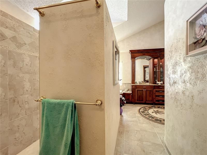最近售出: $429,000 (3 贝兹, 2 浴室, 2381 平方英尺)