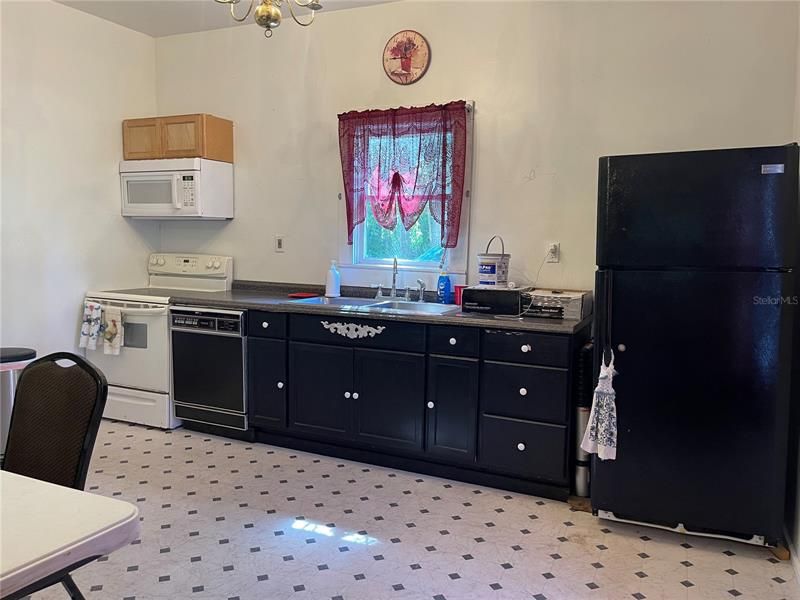 Recently Sold: $150,000 (3 beds, 1 baths, 1328 Square Feet)