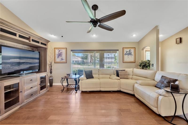 Recently Sold: $475,000 (3 beds, 2 baths, 1598 Square Feet)