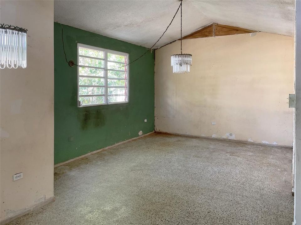 Vendido Recientemente: $96,000 (6 camas, 3 baños, 1500 Pies cuadrados)