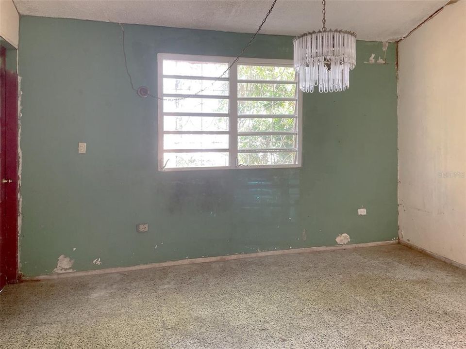 Vendido Recientemente: $96,000 (6 camas, 3 baños, 1500 Pies cuadrados)