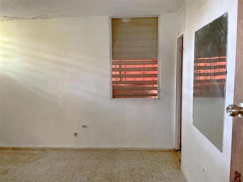 Vendido Recientemente: $96,000 (6 camas, 3 baños, 1500 Pies cuadrados)