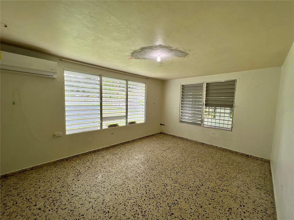 Vendido Recientemente: $165,000 (4 camas, 2 baños, 1832 Pies cuadrados)