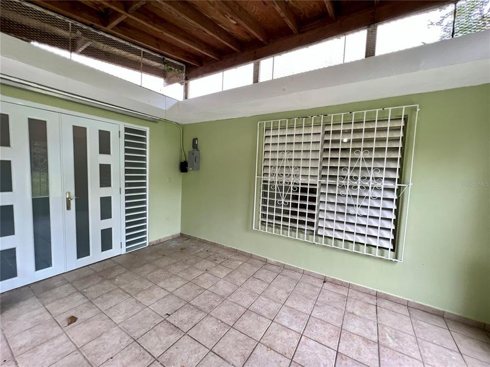 Vendido Recientemente: $165,000 (4 camas, 2 baños, 1832 Pies cuadrados)