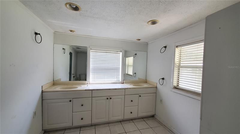 Recently Sold: $129,900 (2 beds, 1 baths, 1308 Square Feet)