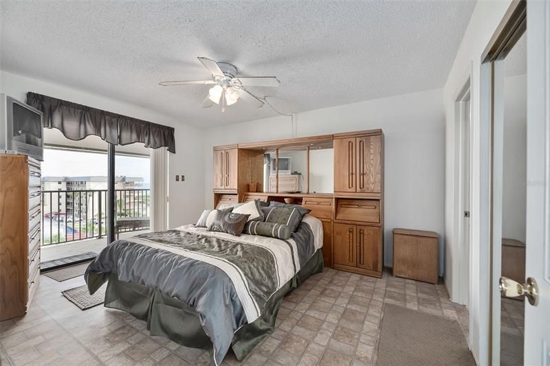 Recently Sold: $475,000 (2 beds, 2 baths, 1101 Square Feet)
