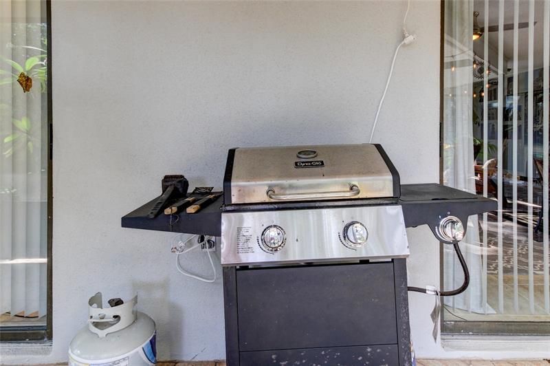 Propane Grill on the Lanai for your BBQ or Grilling Pleasures ! Includes side burner too