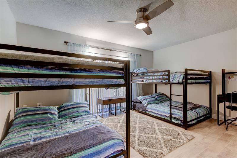 x4 full size brand new bunk beds w x4 Queen Pillows for each bed, New linens, Cozy Furry throws