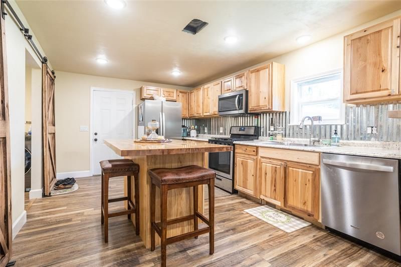 Recently Sold: $230,000 (3 beds, 2 baths, 1368 Square Feet)