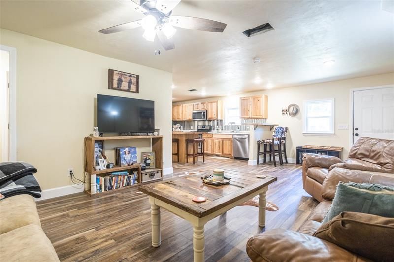 Recently Sold: $230,000 (3 beds, 2 baths, 1368 Square Feet)
