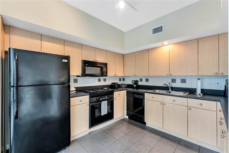 Recently Sold: $399,000 (1 beds, 1 baths, 1034 Square Feet)