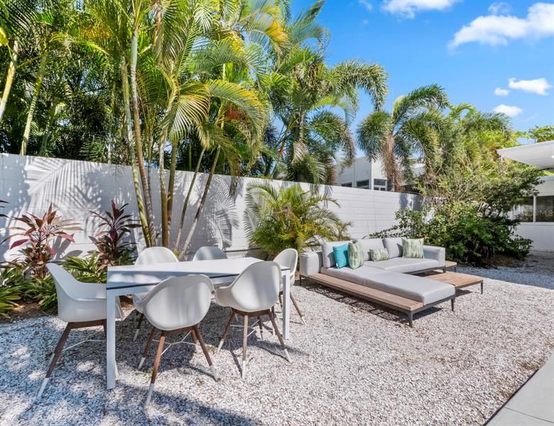 Recently Sold: $3,400,000 (4 beds, 4 baths, 2589 Square Feet)