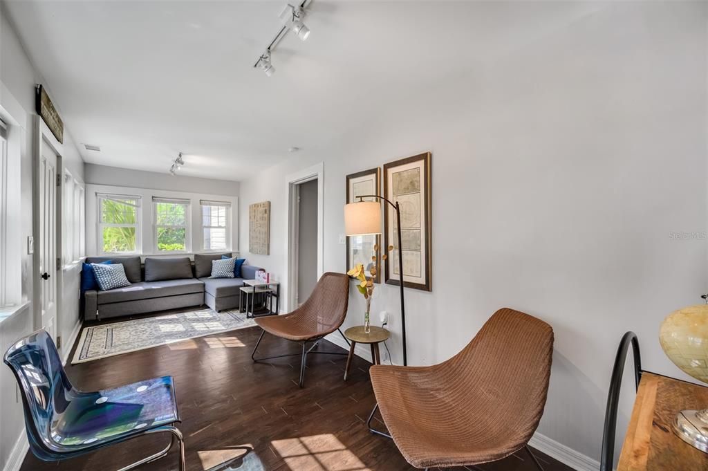 Recently Sold: $550,000 (3 beds, 2 baths, 1105 Square Feet)