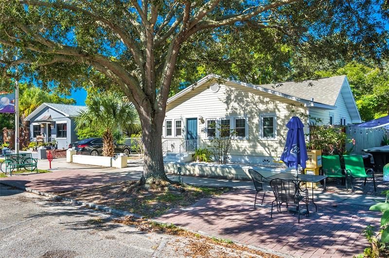 Recently Sold: $550,000 (3 beds, 2 baths, 1105 Square Feet)