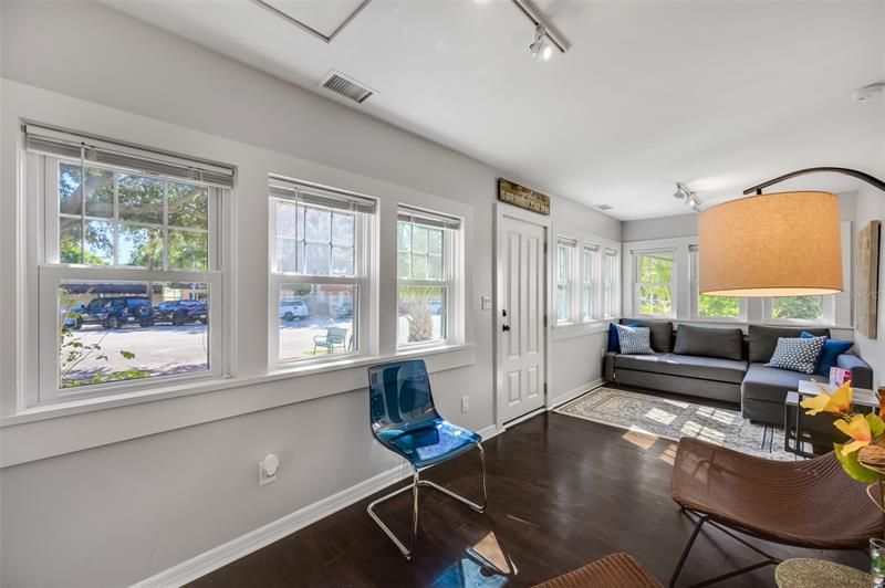 Recently Sold: $550,000 (3 beds, 2 baths, 1105 Square Feet)