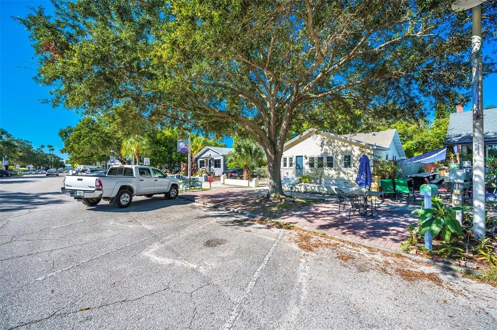 Recently Sold: $550,000 (3 beds, 2 baths, 1105 Square Feet)