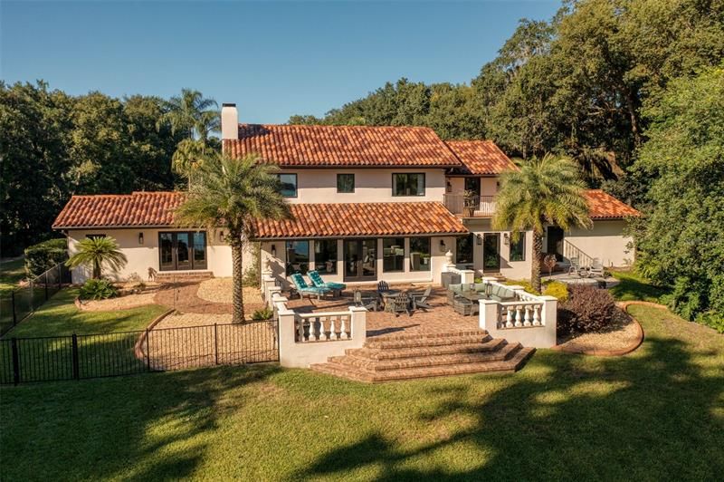 Recently Sold: $2,000,000 (6 beds, 4 baths, 4372 Square Feet)