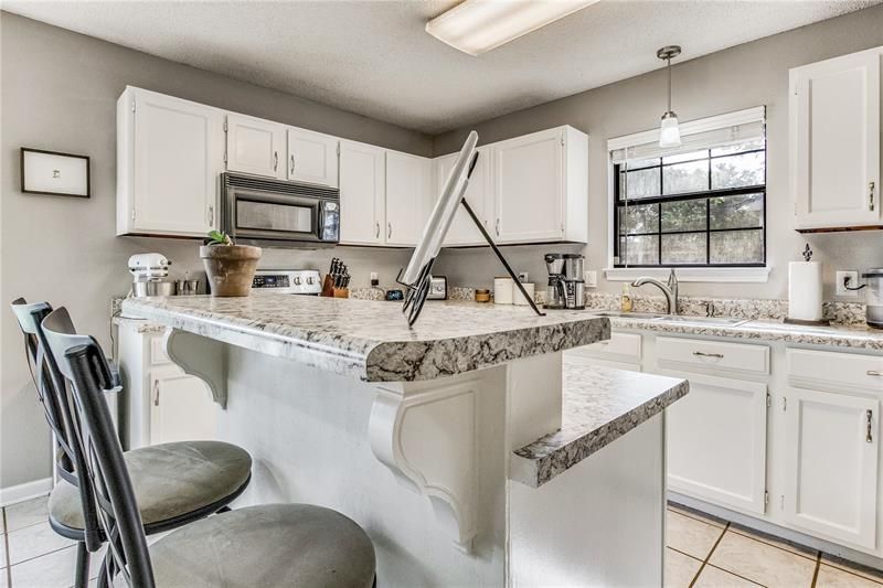 Recently Sold: $300,000 (3 beds, 2 baths, 1918 Square Feet)