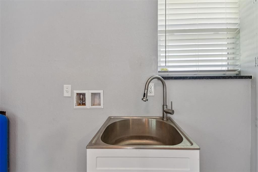 For Sale: $747,000 (2 beds, 1 baths, 1404 Square Feet)