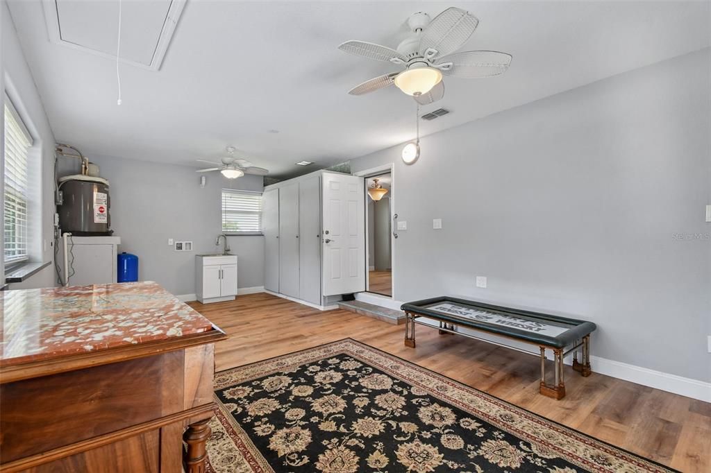 For Sale: $747,000 (2 beds, 1 baths, 1404 Square Feet)