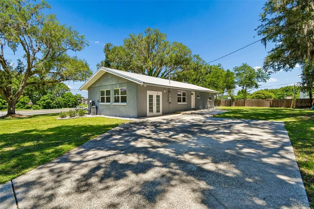 For Sale: $747,000 (2 beds, 1 baths, 1404 Square Feet)