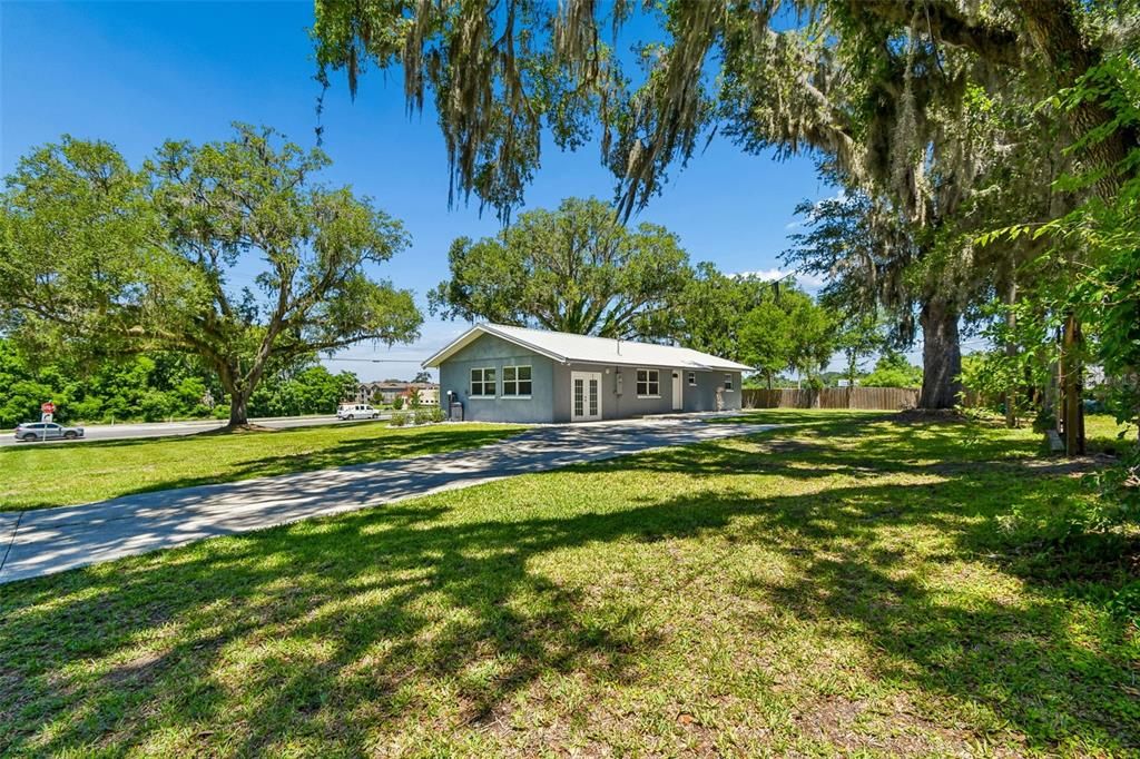 For Sale: $747,000 (2 beds, 1 baths, 1404 Square Feet)