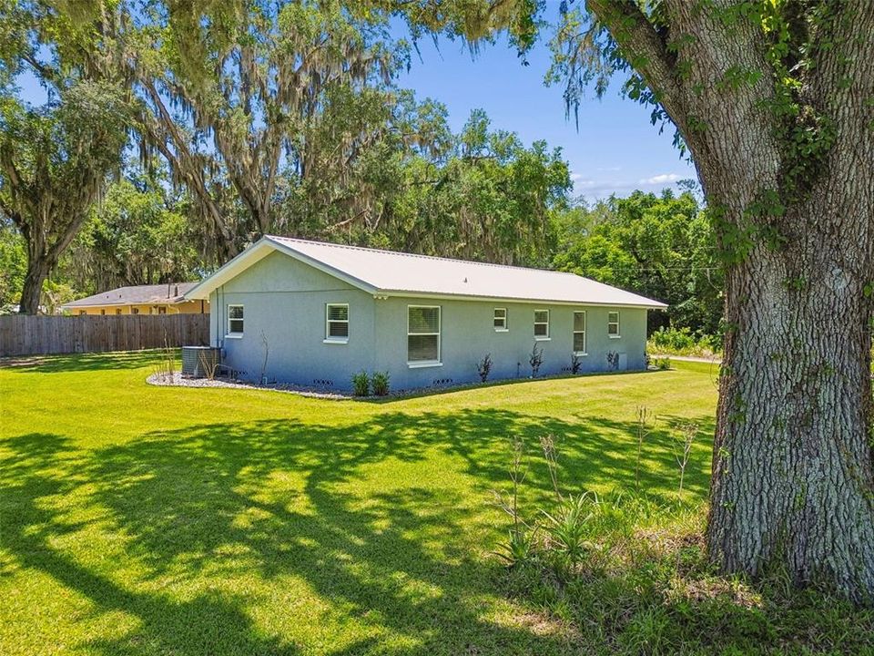 For Sale: $747,000 (2 beds, 1 baths, 1404 Square Feet)