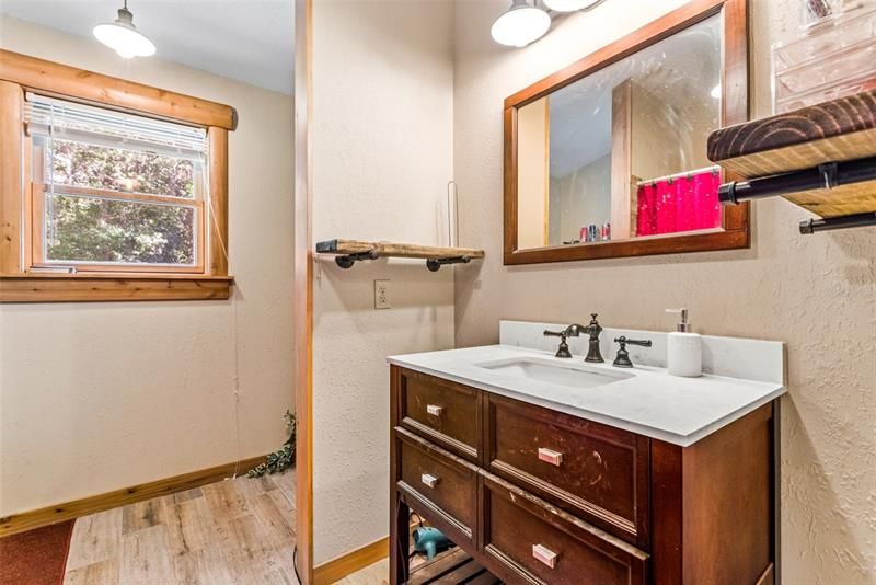 最近售出: $425,000 (3 贝兹, 2 浴室, 1384 平方英尺)