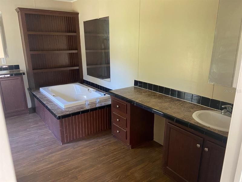 Vendido Recientemente: $199,900 (4 camas, 2 baños, 2280 Pies cuadrados)