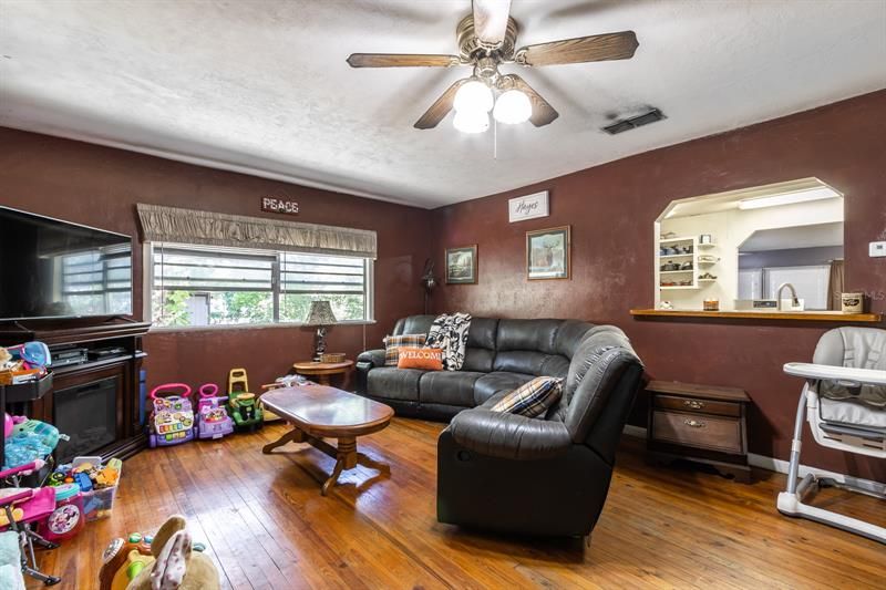 Recently Sold: $140,000 (2 beds, 1 baths, 1109 Square Feet)