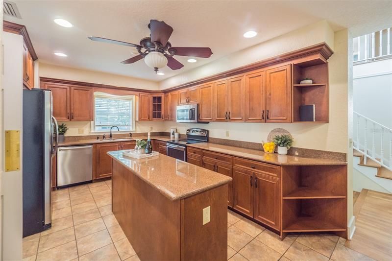 Large Center Island in Nicely Updated Kitchen