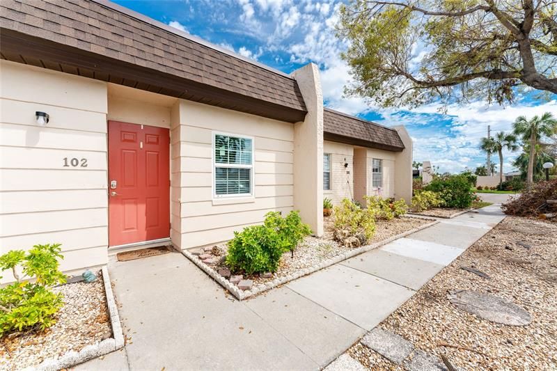 Recently Sold: $197,000 (2 beds, 2 baths, 884 Square Feet)